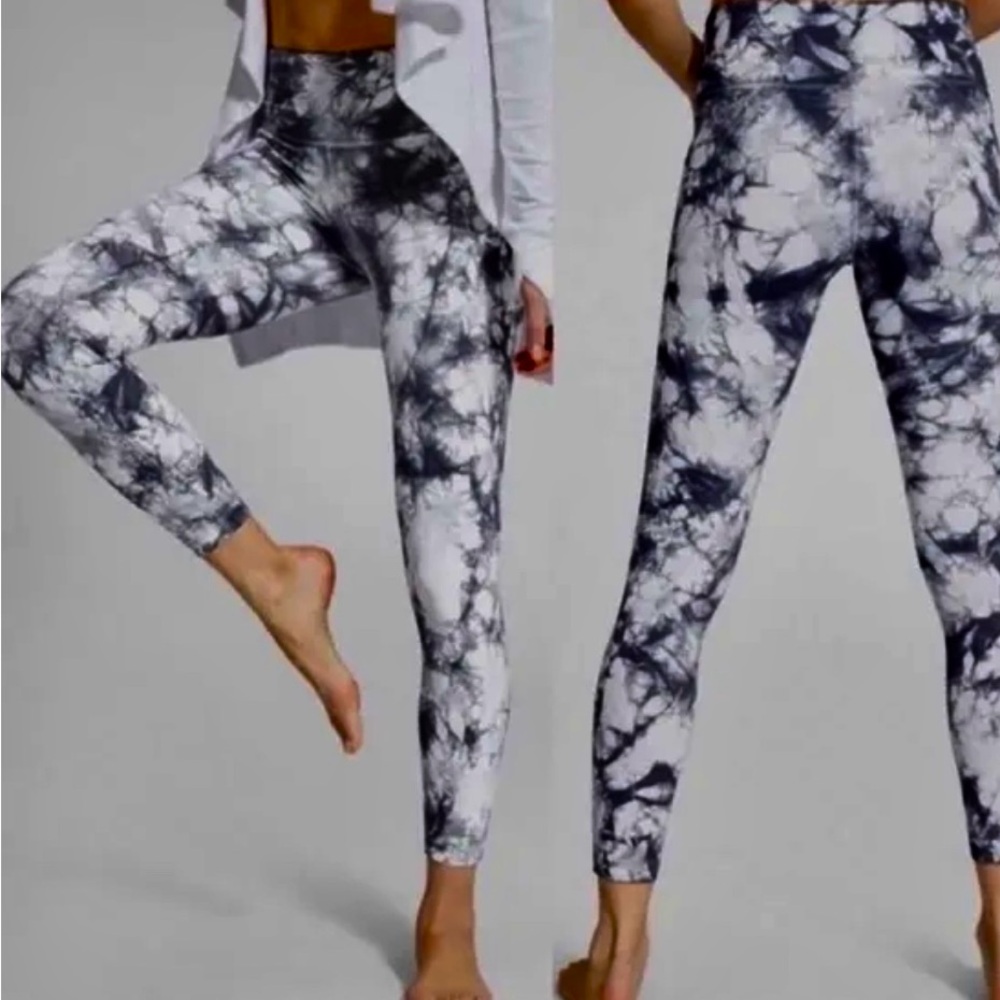 Athleta Salutation Powervita 7/8 legging in tye dye marble pattern